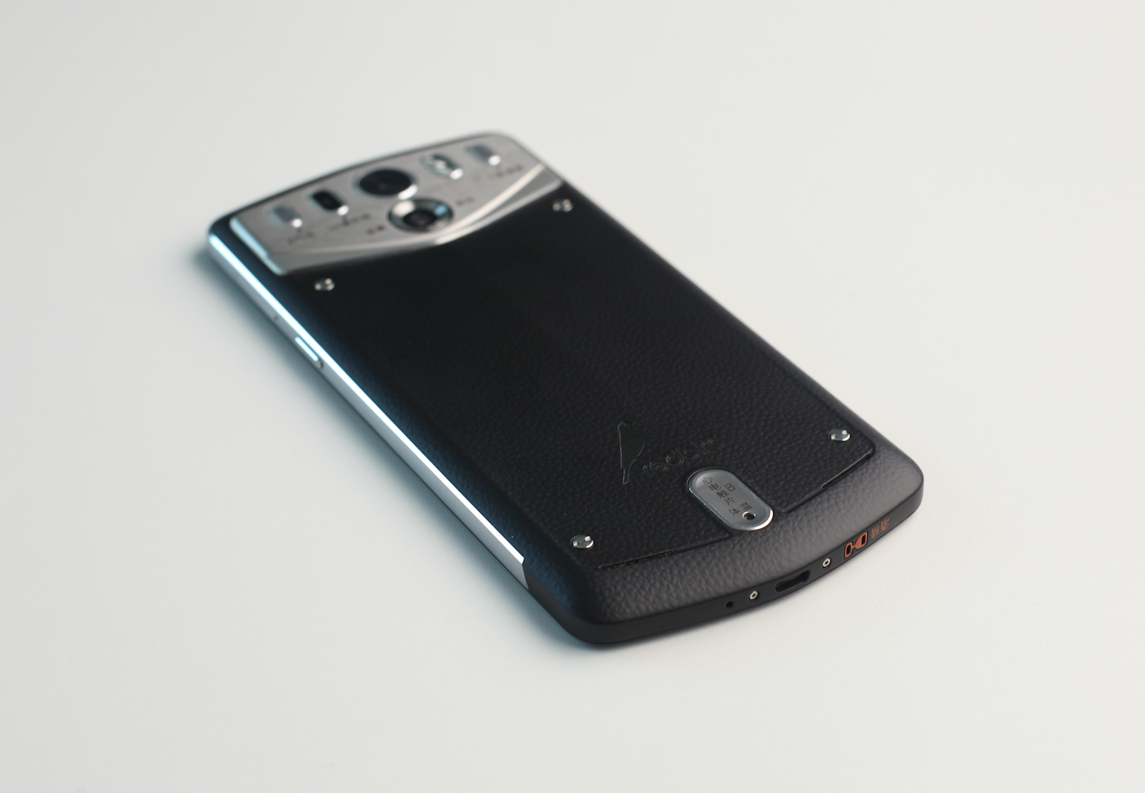 虽然是主打健康检测功能的手机,但红鸟redbirdh1在外观设计上也没有