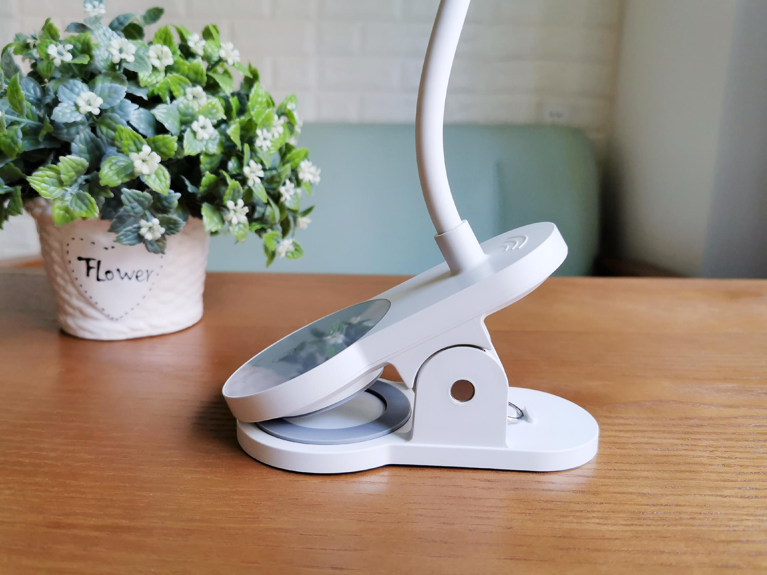 宜美照明夹子台灯,照亮静寂的夜晚