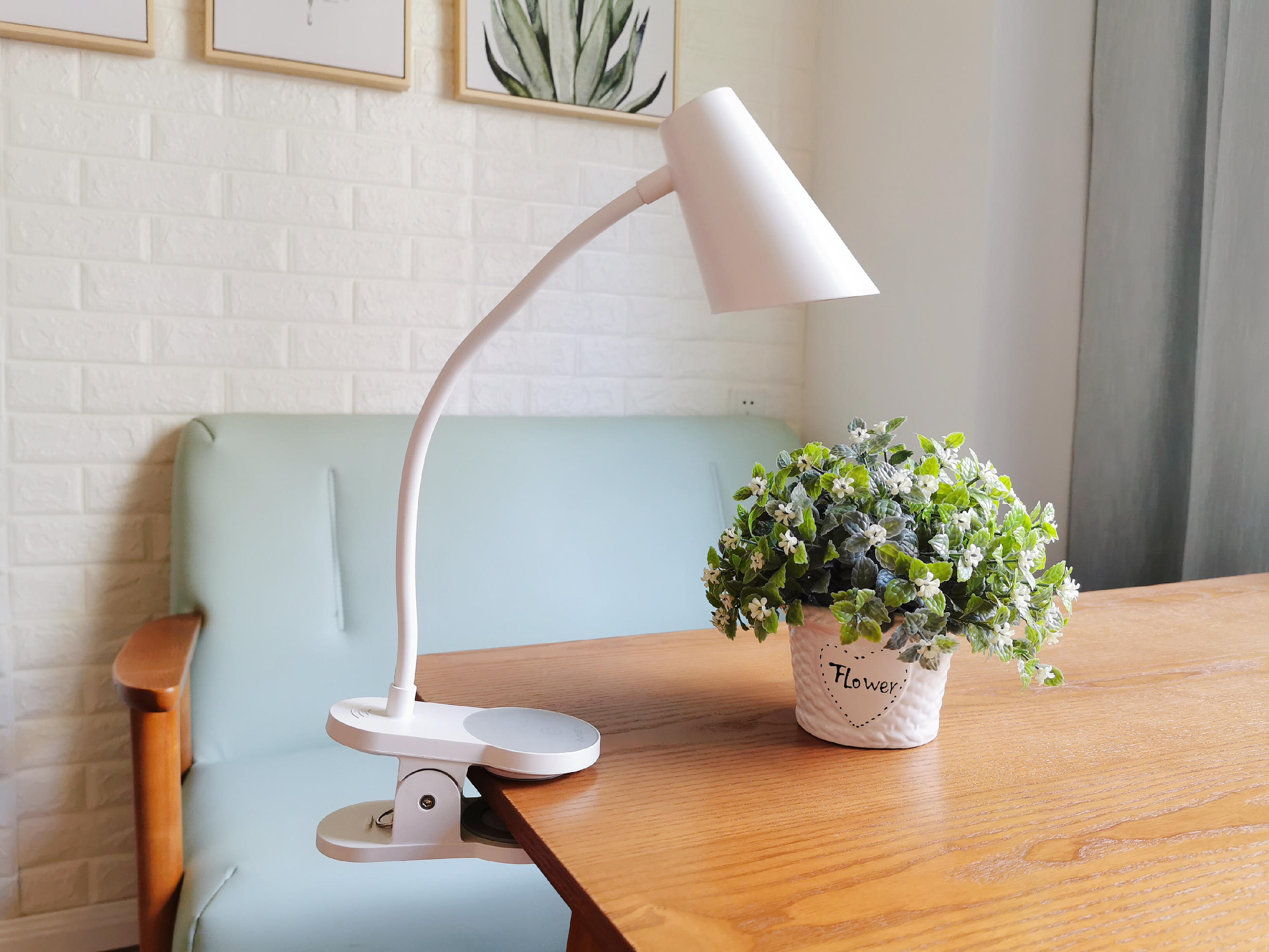 宜美照明夹子台灯,照亮静寂的夜晚