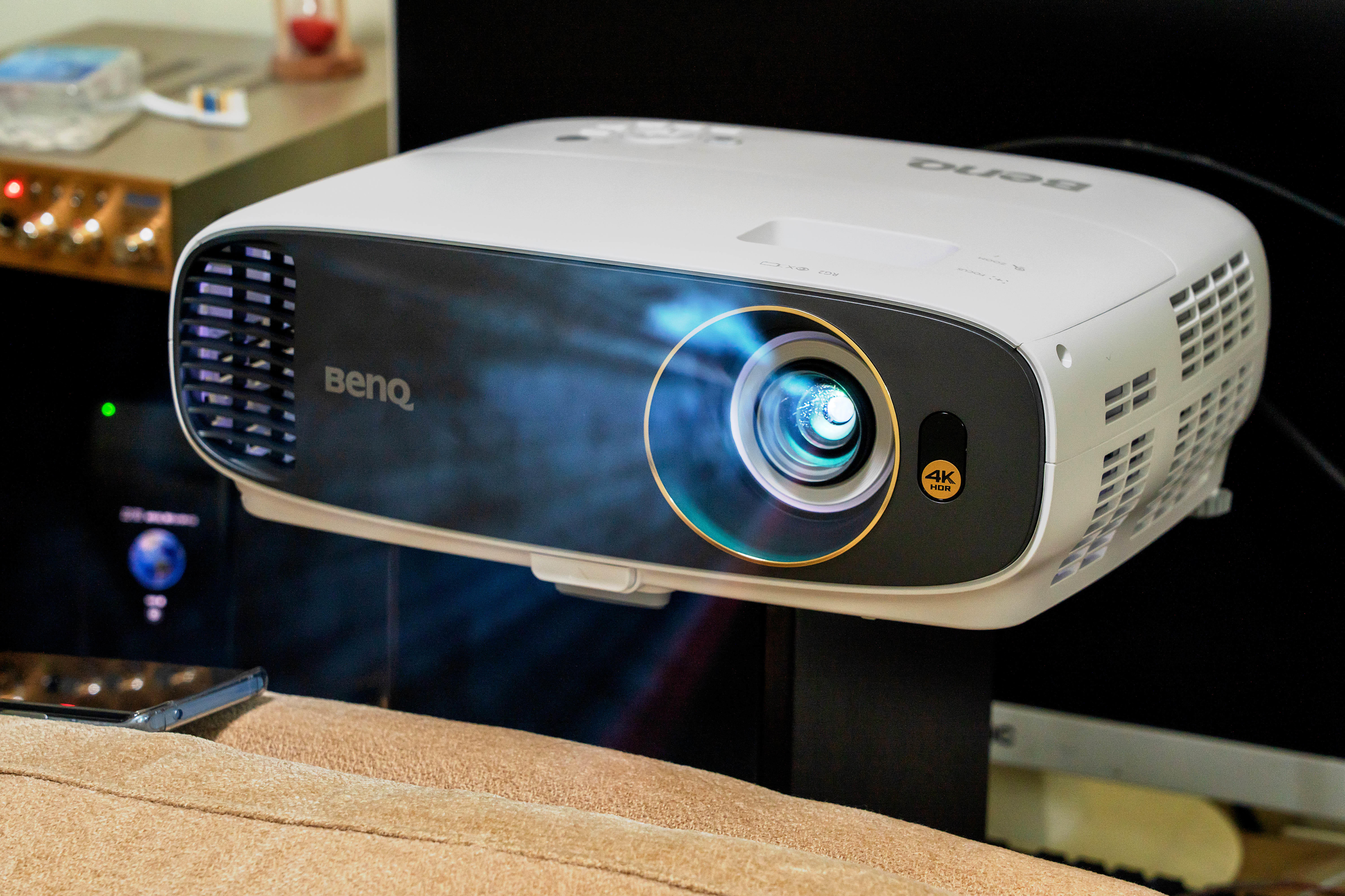 把电影院搬回家:明基w1700m真4k hdr投影仪评测-识物