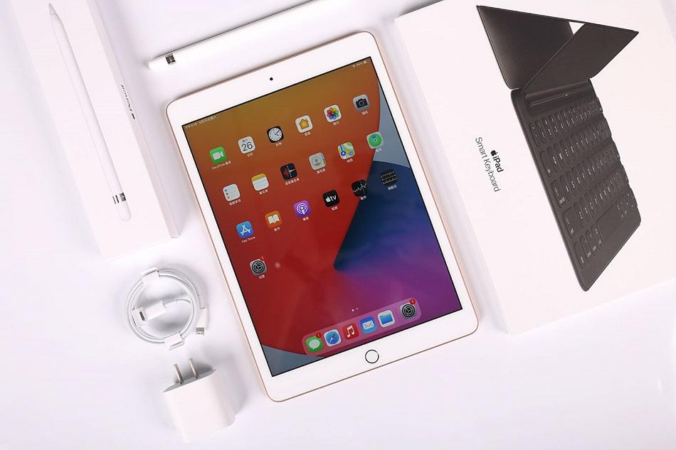 苹果ipad8真机图赏颜值出众依旧全尺寸键盘好手感