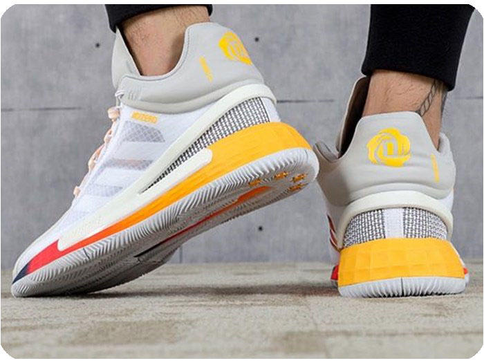 再来看在9月中旬上市的驭帅1342low白色和rose 11首发配色的情况