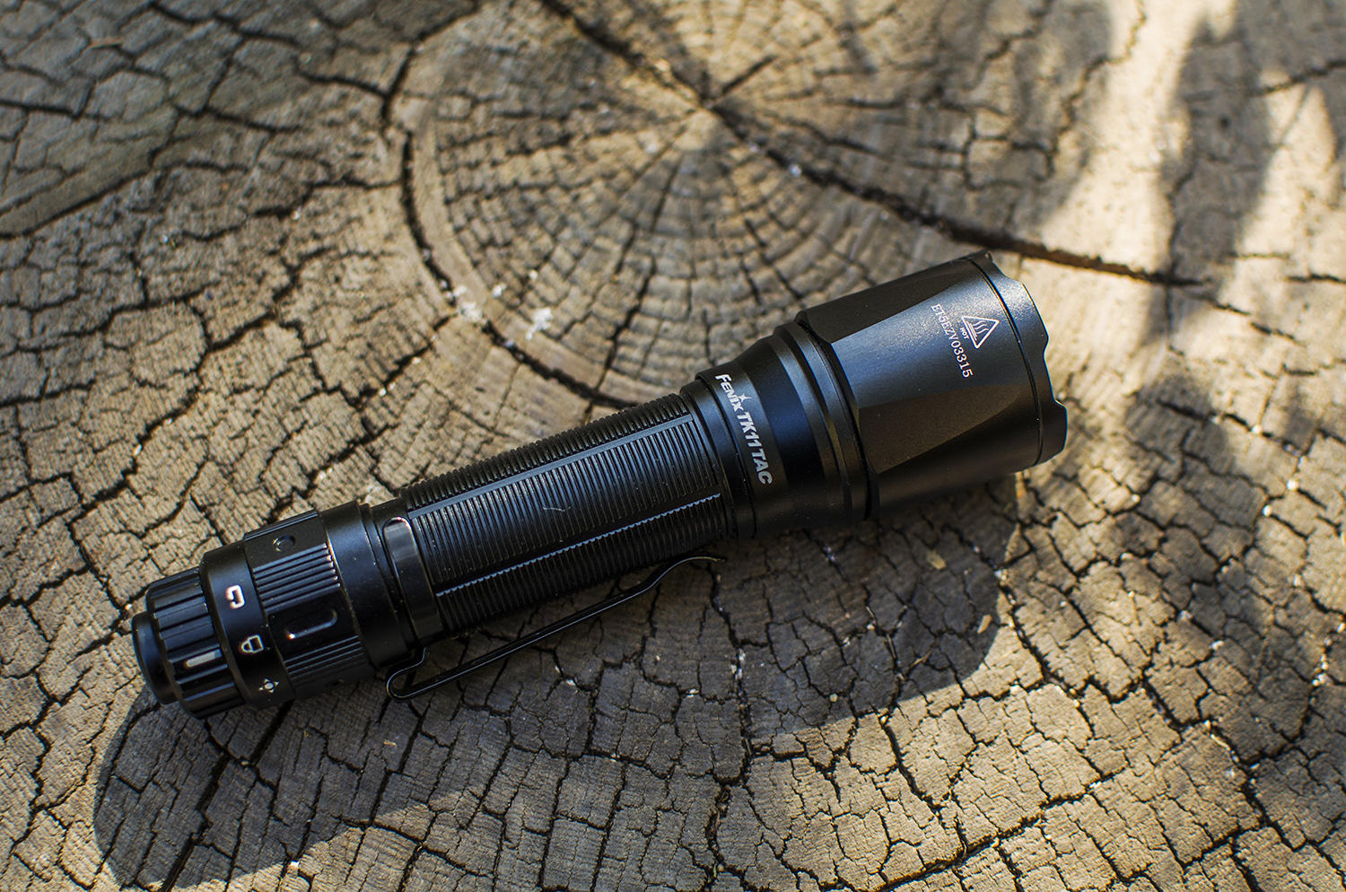 种草机械稳定光芒耀眼fenixtk11tac战术手电