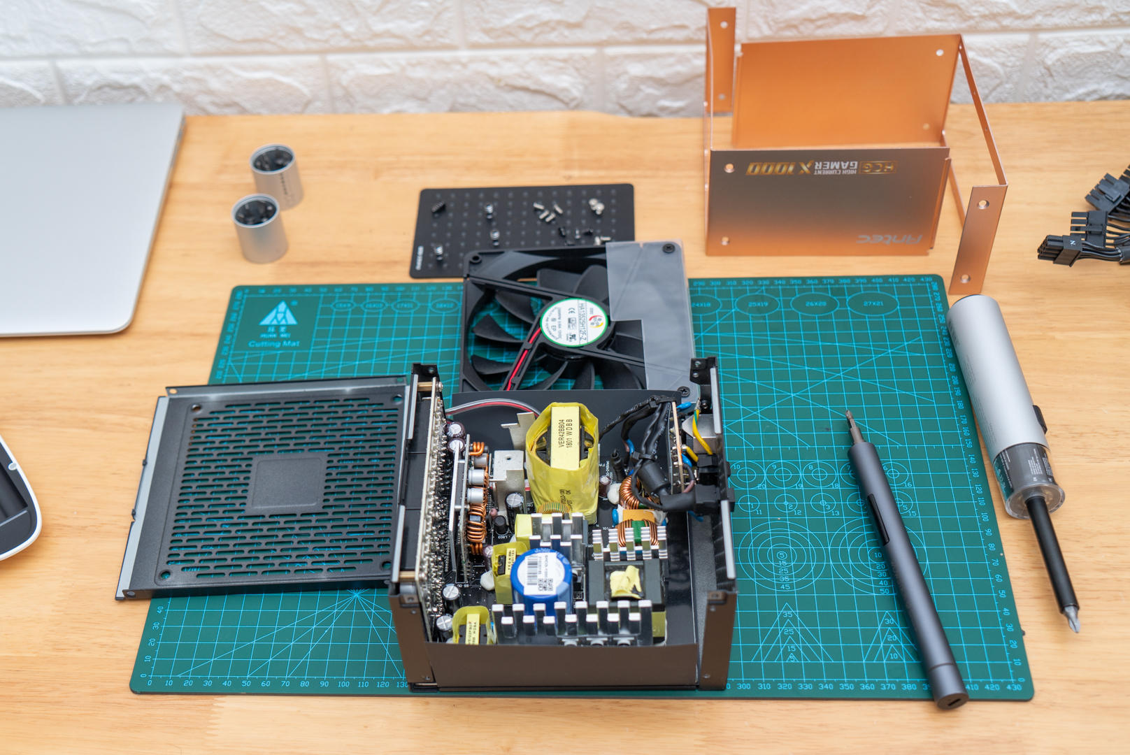 闲着无聊拆了一台安钛克1000w的电源6800xt无压力