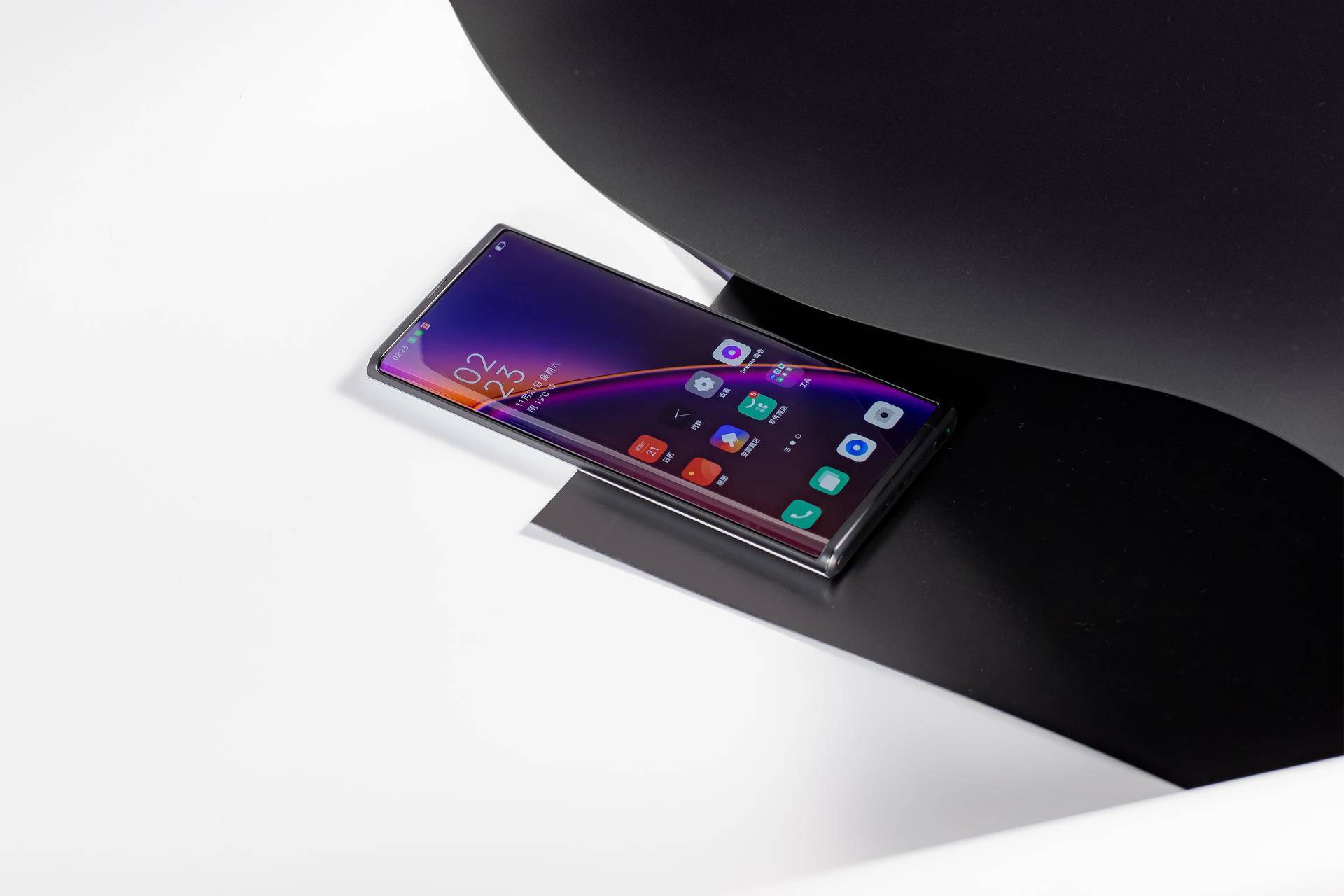 oppo卷轴屏概念机也初步对游戏的场景进行了部分优化,例如在手机切换