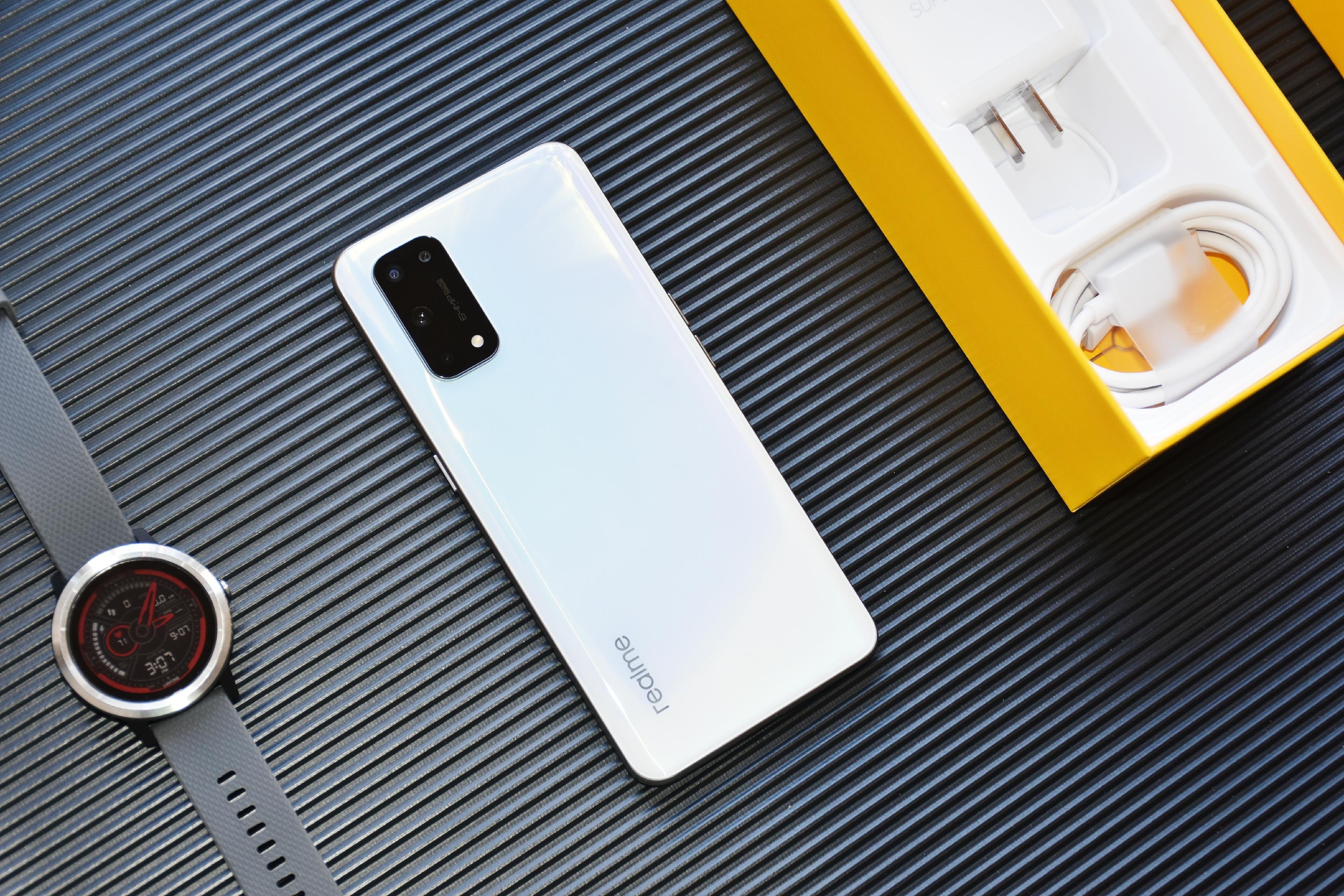 真我x7 pro 5g开箱,幻梦白如玉在手,轻