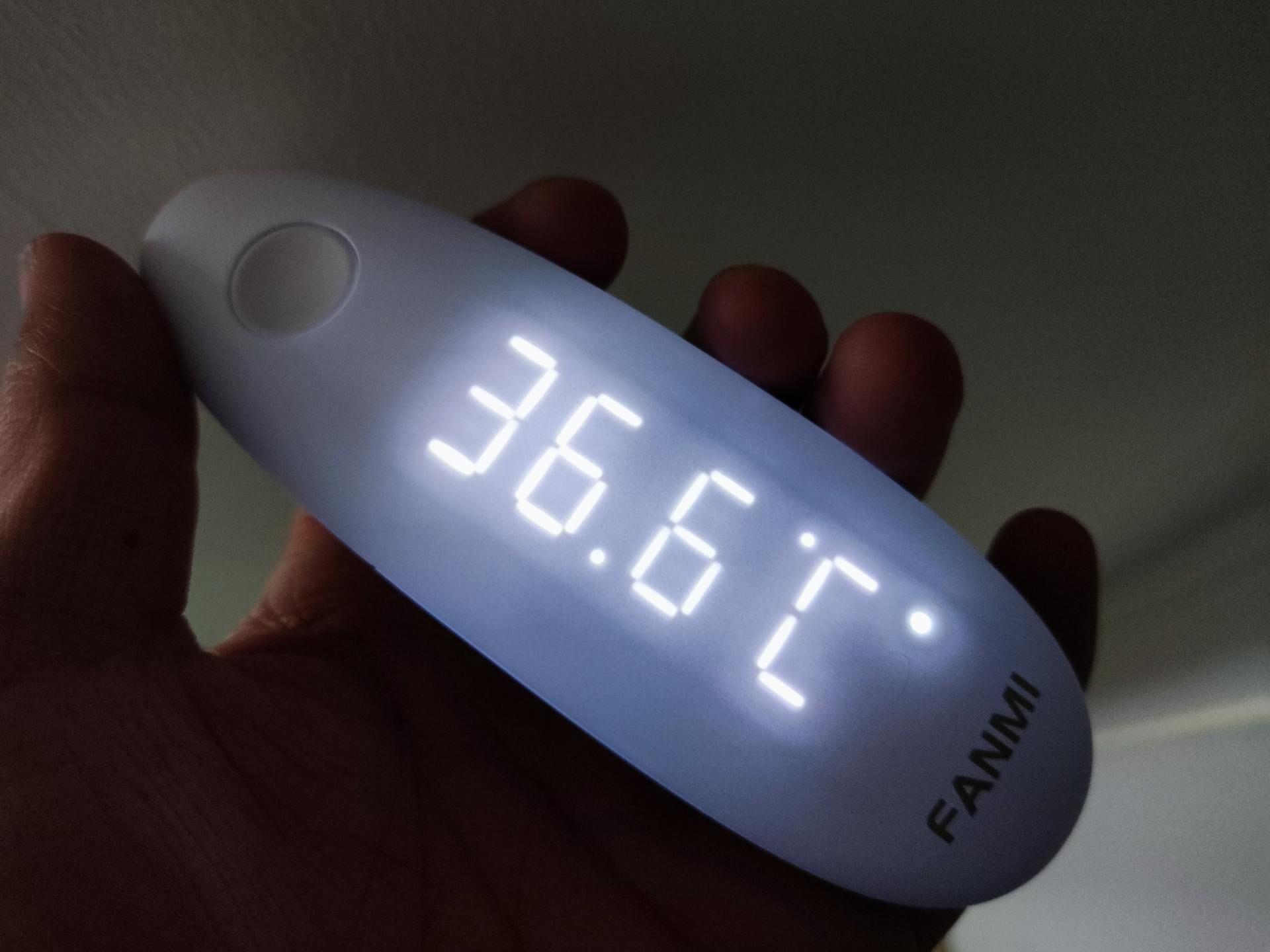 还有一个很贴心的功能,就是当体温超过38℃的时候,屏幕的背光会显示为