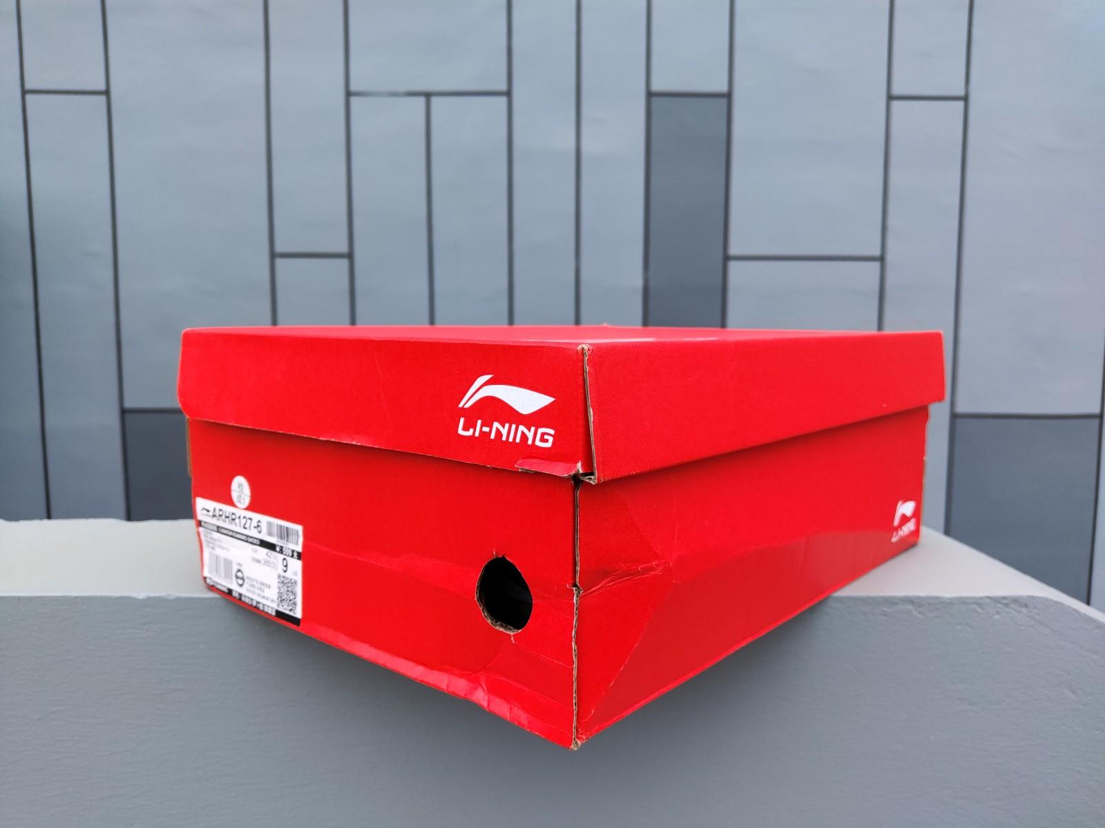 鞋盒祖传大气的李宁logo红鞋盒已经沿用多年,体积大,硬度高