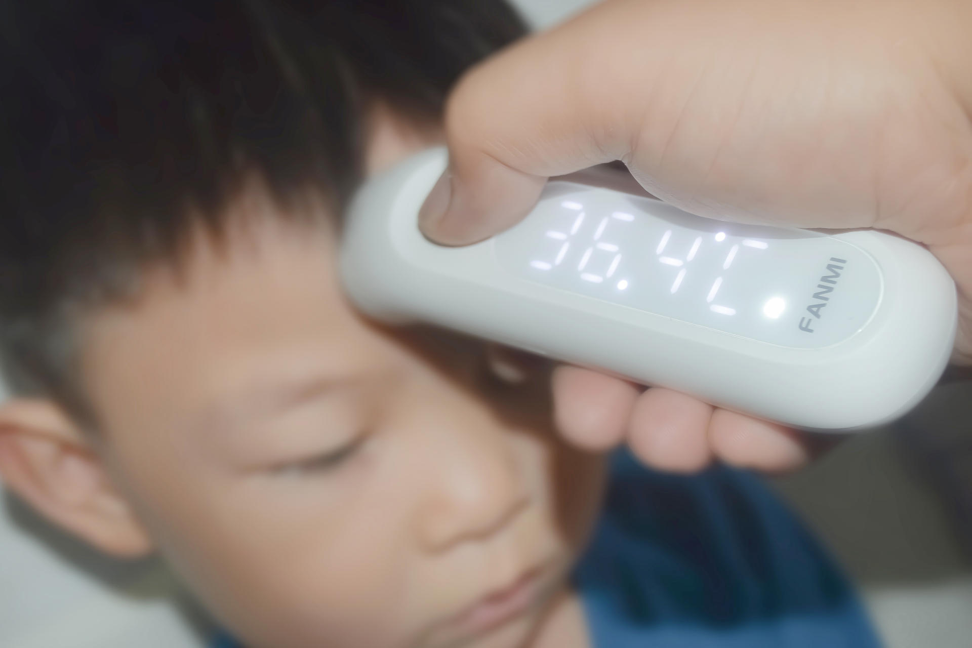 选凡米双用额温枪 呵护家人健康 温度在我掌握