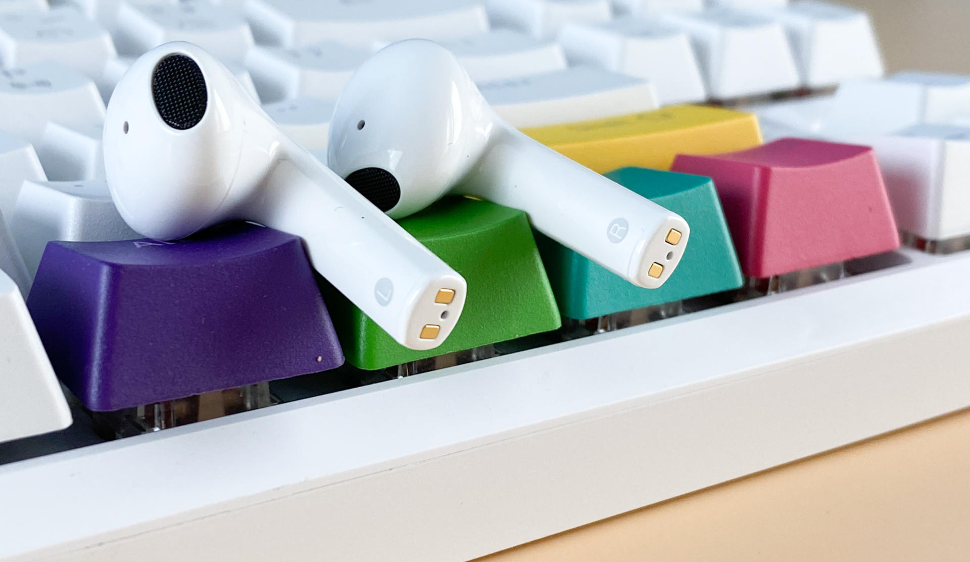 在耳机柄上有l/r的字样,可以区分左右耳.