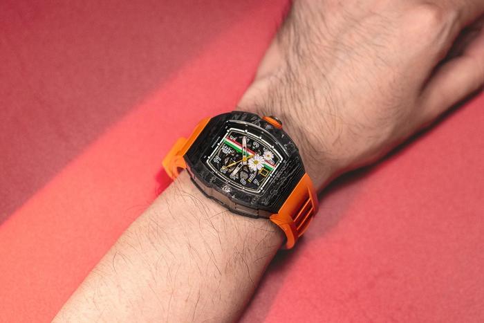 elvin主推款dr05-s,这也是davis elvin首款白碳纤维手表,白碳表壳看