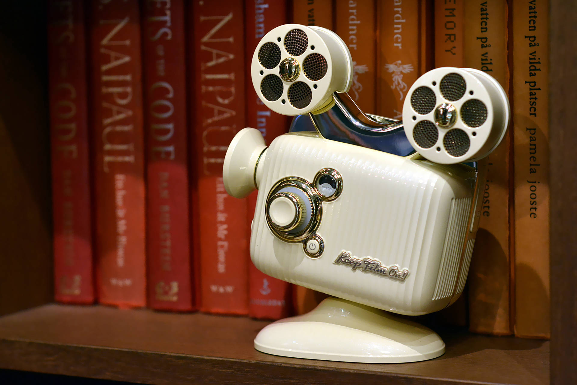 "不插电"使用的智能微投,猫王灵感投影仪实测,老式放映机造型-识物