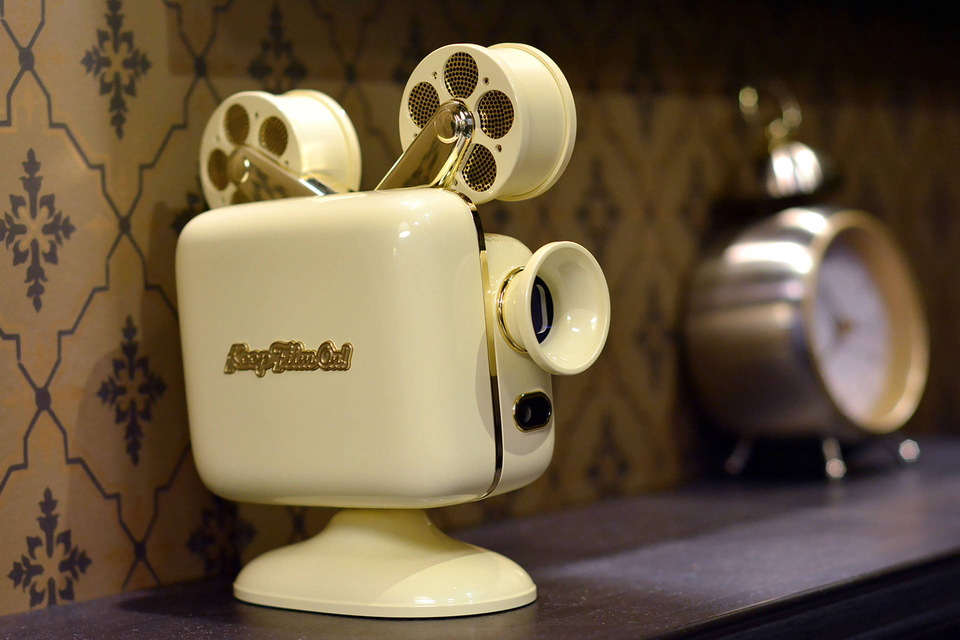 "不插电"使用的智能微投,猫王灵感投影仪实测,老式放映机造型-识物