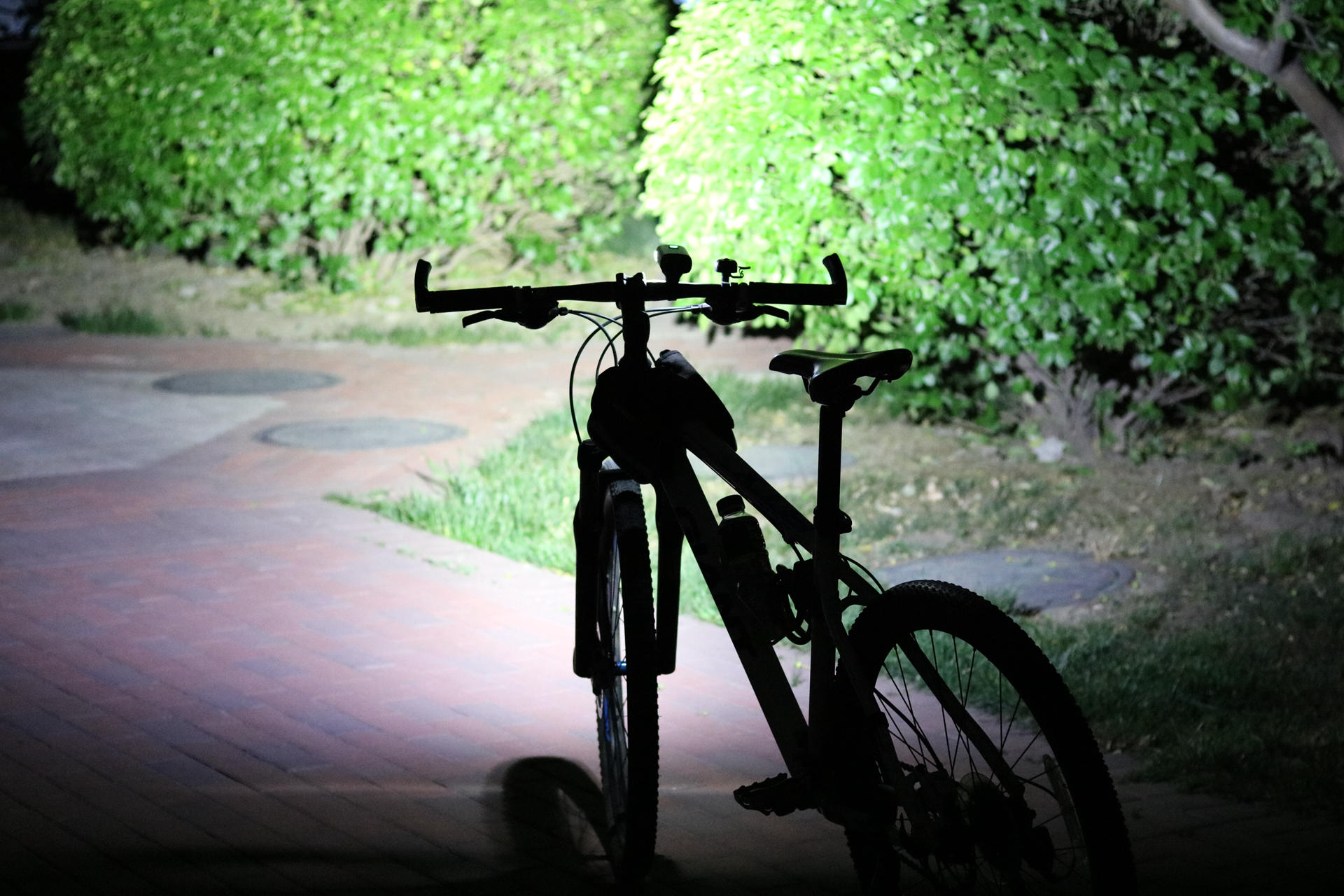 如何夜间安全骑行迈极炫rn3000自行车灯3000流明堪比汽车大灯