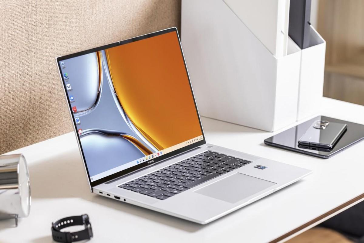 华为 matebook 四面窄边框传统,将16寸的屏幕放置在传统15寸笔记本的