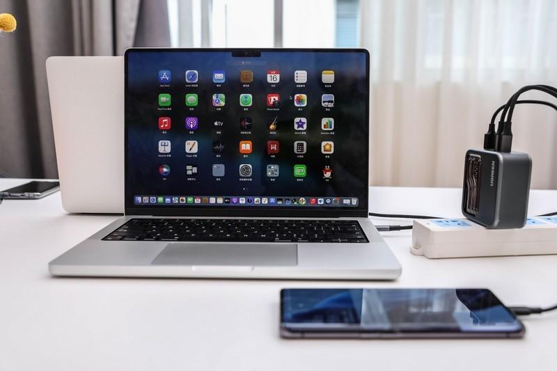 帅气朋克风，三口马力全开，最划算的140W充电器上手测评