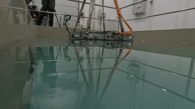 电池包海水腐蚀浸泡试验.gif